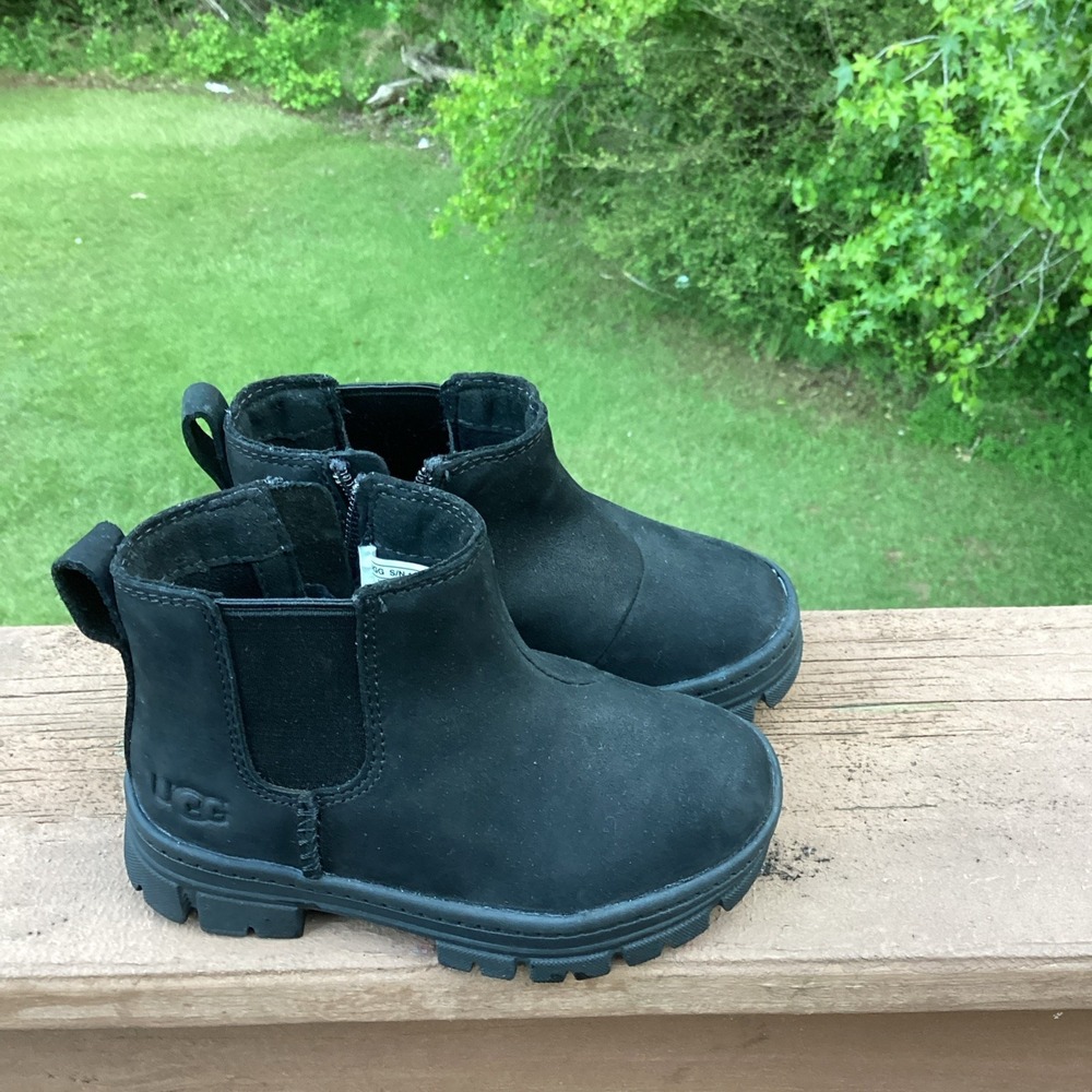 UGG 1143662T Leather Black Ankle Chelsea Boots Kids Size 8 Kids No Box